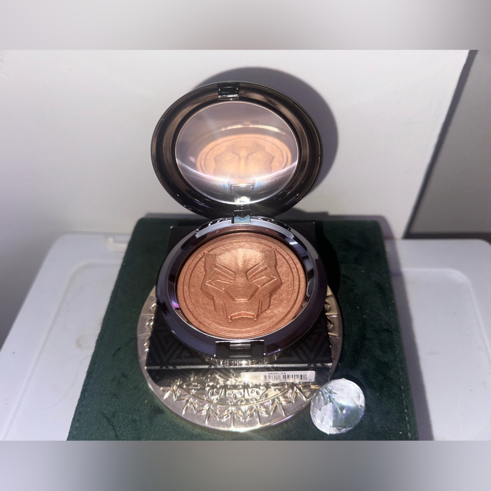 MAC Royal Vibrancy Extra Dimension Skinfinish
